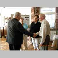 59-05-1458 Treffen 2010 - Hans Schlender begruesst das Ehepaar Werschy und Frau Doerfling.jpg